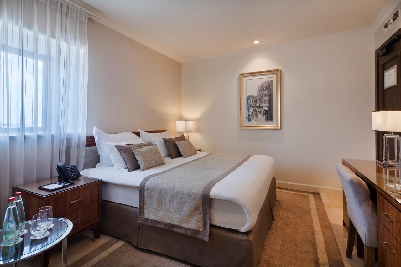 허버트 사무엘 호텔 예루살렘 외부 사진 A bedroom at the hotel